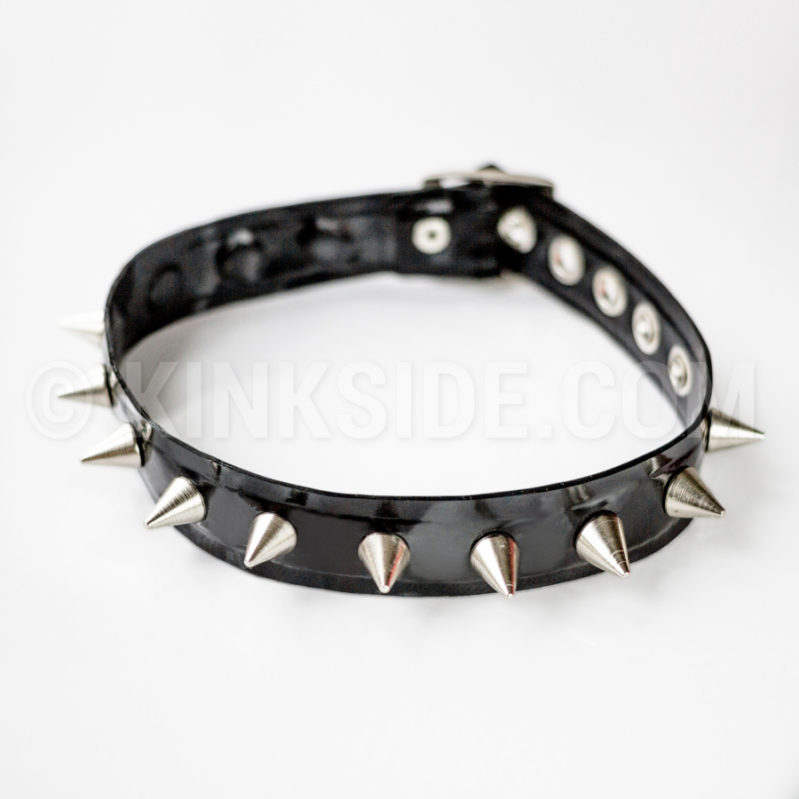 Thin spiked latex collar